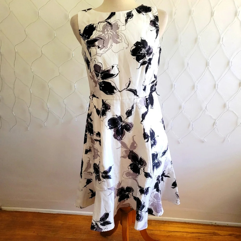 • Gabby Skye Flirty Floral Shift Dress • Black & White • Size 10